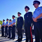 武汉民警和小姐姐合影,传递警民情深