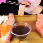 游戏小姐姐吃三文鱼刺身,小姐姐的美食冒险之旅