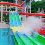 水滑梯网红,夏日清凉新宠，社交平台上的清凉风暴