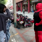 小姐姐重摔倒地,小姐姐不慎重摔倒地，现场紧急救援！
