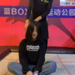 拍皮球小姐姐,活力四溢的青春风采
