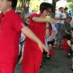 户外一群小姐姐唱歌视频