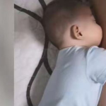 小孩抱着小姐姐腿睡觉,小孩依偎小姐姐腿畔入梦