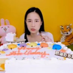 看小姐姐吃水果蛋糕视频,小姐姐品尝水果蛋糕，幸福感满满